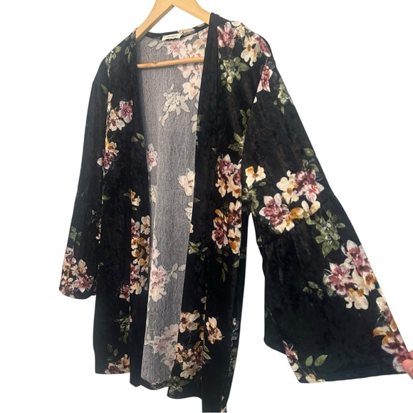 Women's 2X PLUS Black Velvet Floral Whimsigoth Flare 3/4 Sleeve Open Front Top - Picture 3 of 4